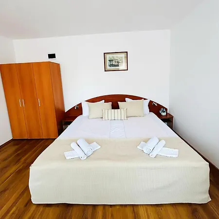 招待所 Family Helios