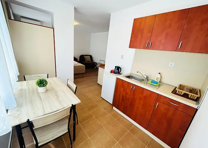 Къща за гости Family Helios 3*